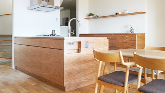 シャープな美しさと温もりを兼ね備えたオープンキッチン