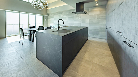 洗練されたモノトーンの空間に合わせて作ったアイランドキッチン