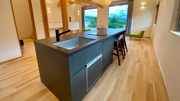 大自然の中にあるコテージのオーダーキッチン