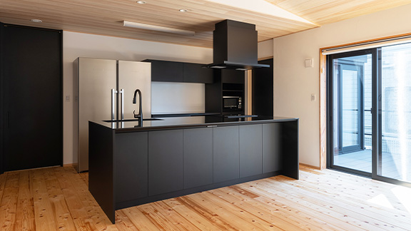 全てを黒で統一したクールなアイランドキッチン