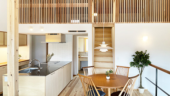 ナチュラルなインテリアに馴染むペニンシュラキッチン