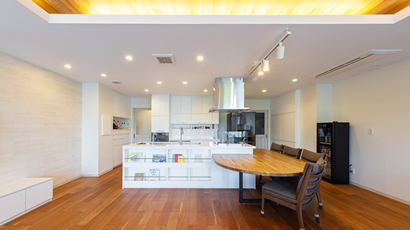 ダイニングテーブルが一体になったオーダーキッチン