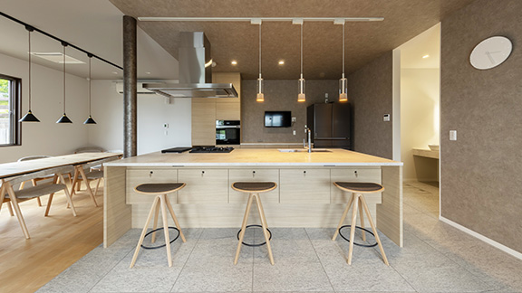 仲間と楽しく過ごせるバーべキューグリルのあるオーダーキッチン