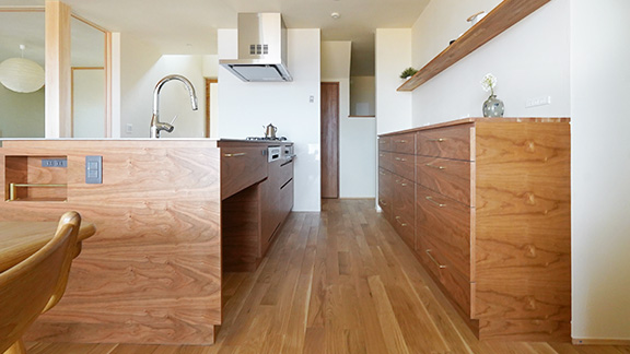 見せる美しさと、隠す収納を両立したカップボード