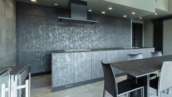 石目調のデザインで壁一面を統一してつくったカップボード