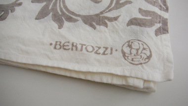 ベルトッツィのロゴも手作業でスタンプ